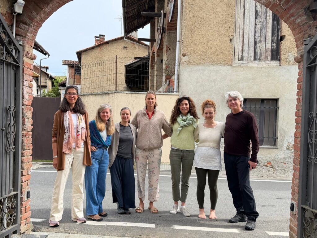 Les trois fondatrices de SoinSanté et l'équipe de la cure, à Magnano