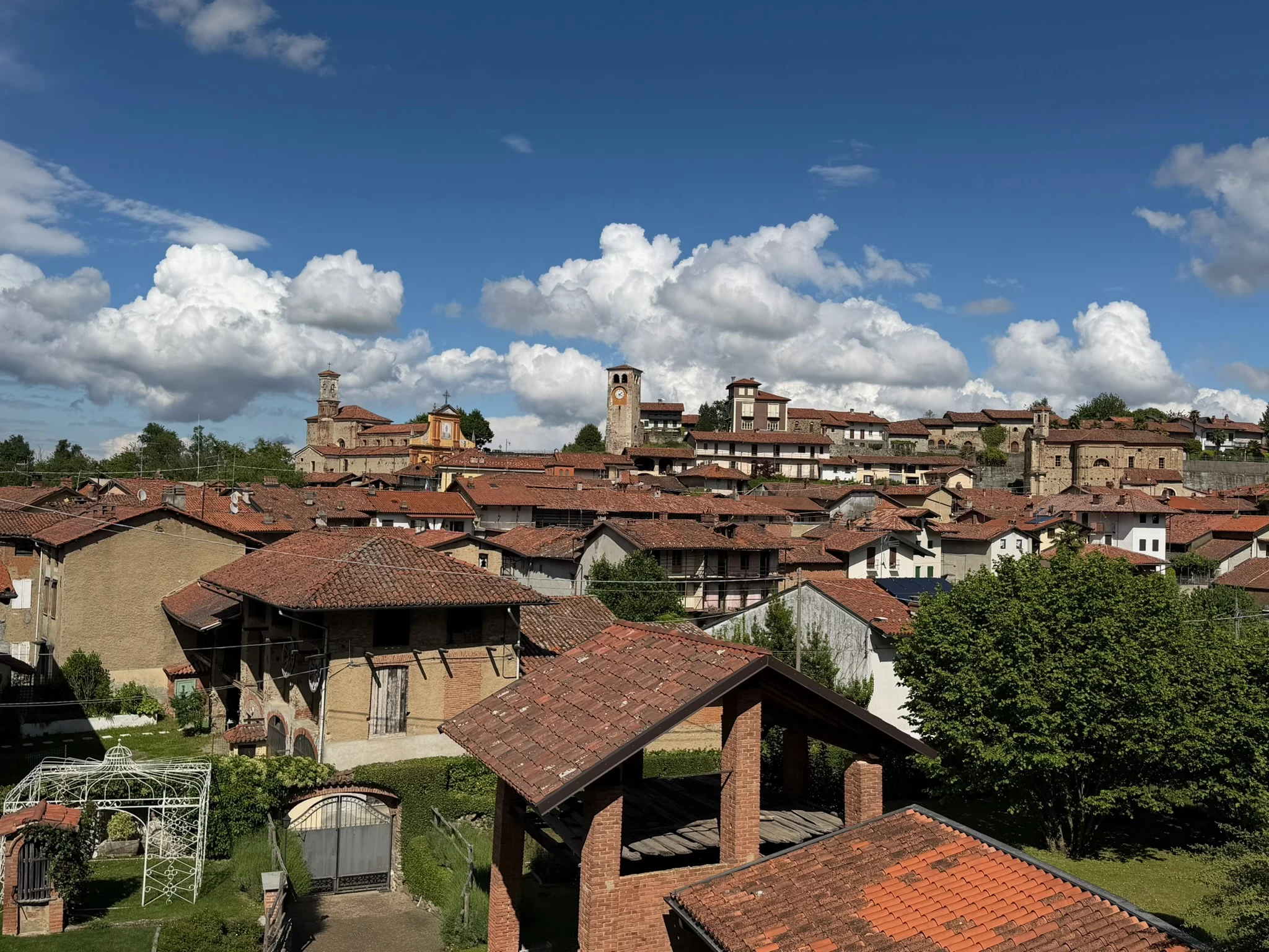 Panorama d’une cité médiévale aux toits de terre cuite et tours en pierre