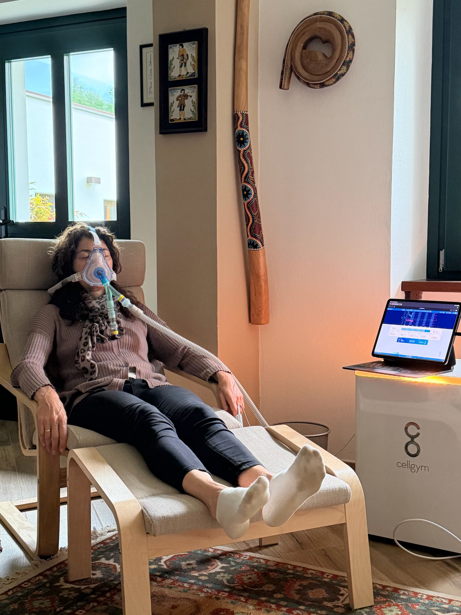 Personne se reposant en fauteuil avec repose-pieds et assistance respiratoire à domicile