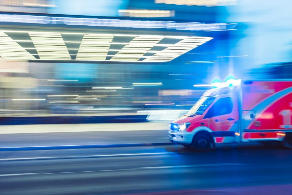 Deux personnes en entretien, mains jointes en premier plan